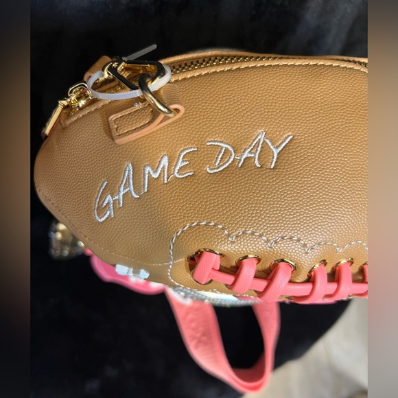 🏈🩷 Betsey Johnson Kitsch Crossbody
Football XOTOSS🏈🩷NWT - Picture 11 of 11